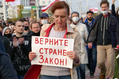 Minsk, Belarus - Ekim 04, 2020. Siyasi tutukluların serbest bırakılması için yürüyüş. Protestocular pankartlar ve bayraklarla Minsk sokaklarına döküldü. Yasayı ülkeye geri getir.
