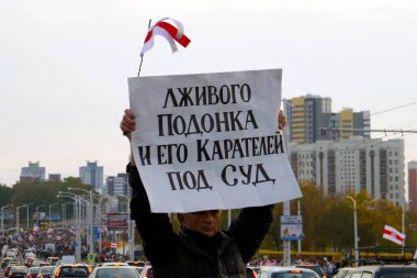 Minsk, Belarus - Ekim 04, 2020. Siyasi tutukluların serbest bırakılması için yürüyüş. Protestocular pankartlar ve bayraklarla Minsk sokaklarına döküldü.