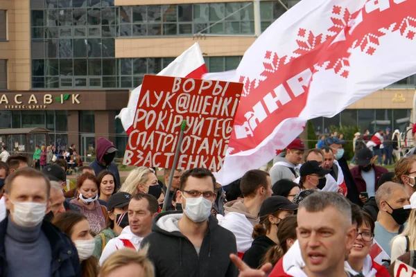 Минск, Беларусь - 04 октября 2020 года. Марш за освобождение политических заключенных. Протестующие вышли на улицы Минска с плакатами и флагами. Стоковое Фото