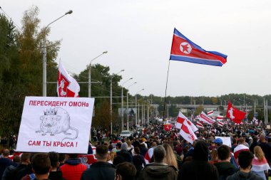 Minsk, Belarus - Ekim 04, 2020. Siyasi tutukluların serbest bırakılması için yürüyüş. Anti-lukashenka posteri ve Kuzey Kore bayrağı