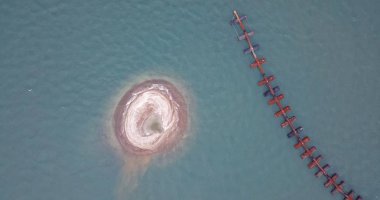 Bir asker şirket kum ekstraksiyon emme sonra kum bir çukur Tayland Körfezi şirket bir imtiyaz hükümetten alıyor bu yana Trad ili Chang Adası yakınlarında.