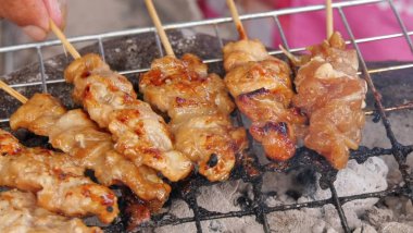 Tay tarzı Barbekü domuz yağı ızgara odun kömür ile alüminyum ızgara üzerinde bazı rendeleyin için yanmış. En popüler sokak gıda Tay insanlar için özellikle de sabah içinde oluyor.