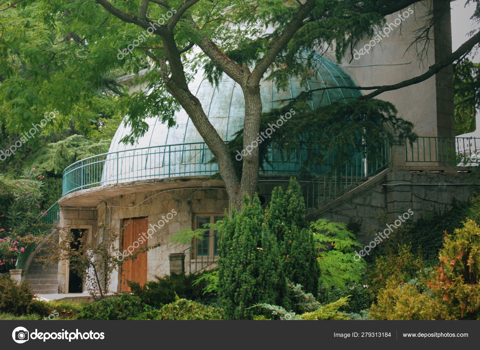 Building Dome Nikita Botanical Garden Yalta Crimea Amphitheater Entratnce — Stock Photo