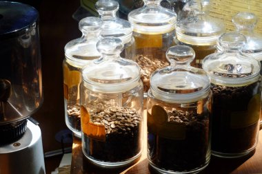 Cam kavanoz kahve kahve nerede hazırlanan bir kafede masada vardır. kahve endüstrisi ve içecek Tema