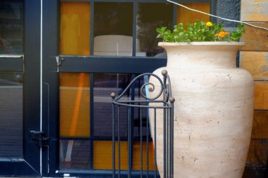 ahşap bir duvara yakın belgili tanımlık pencere, iç temanın arka plan üzerinde çiçekler ile büyük toprak vazo