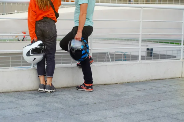 Joven Pareja Masculina Mujer Rojo Azul Camisetas Viendo Carrera Cerca — Foto de Stock