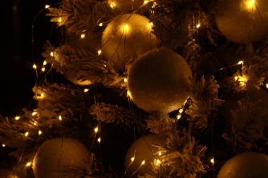 çelenk ve yuvarlak oyuncak topları siyah bir arka plan ile altın Noel ağacı, yılbaşı tema tatil ve hediyeler