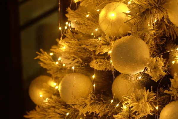 Jouet Décoratif Doré Rond Nouvel Sur Fond Vert Sapin Noël — Photo