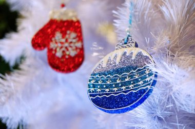 Christmas kırmızı çizme ve arka plan beyaz bir Noel ağacı, tatil ve yeni yıl tema üzerinde yuvarlak mavi oyuncak