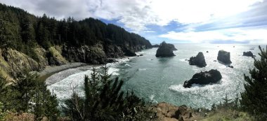 Engebeli Güney Oregon kıyılarında