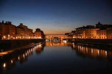Floransa, İtalya, Arno Nehri, görüntülemek Ponte alle Grazie Ponte Vecchio, koyu mavi gökyüzü, sarı lamba, Lungarno Acciaiuoli adlı üzerinden