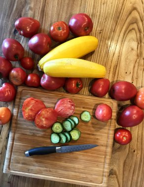 Mutfak ahşap masada taze sebze. Organik, doğal f