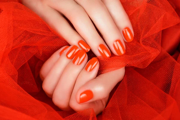 Dedos Femininos Com Manicure Vermelho Brilhante Fundo Vermelho — Fotografia de Stock