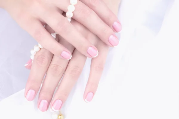 Manicura Casamento Mão Feminina Com Manicure Francês Fundo Branco — Fotografia de Stock