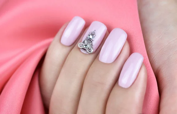 Vrouwenvingers Met Zachte Roze Manicure Strass Steentjes Nagels Roze Achtergrond — Stockfoto
