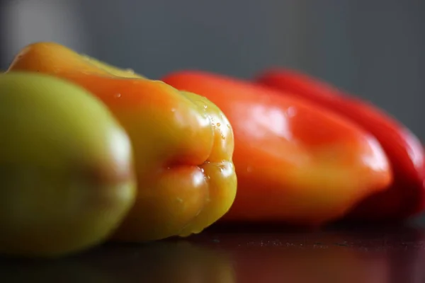 Poivrons Colorés Sur Table — Photo