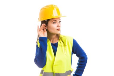 Genç çekici kadın mühendis jest kulağı beyaz arka plan üzerinde izole dedikodu kavramı dikkat olarak dokunarak duydum yapma