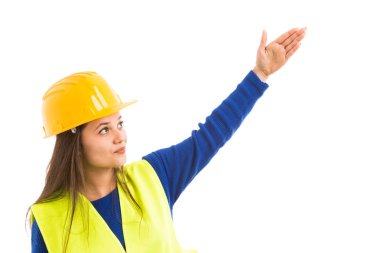 Genç güzel kadın mimar ya da beyaz arka plan üzerinde izole kavramı sunulması olarak gergin kolu yukarı dönük