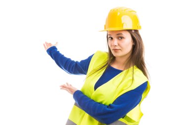 Genç kadın mühendis veya mimar yapım sunum jest elle beyaz arka plan üzerinde izole davet kavram olarak