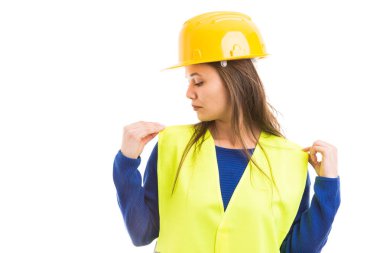 Genç kadın mühendis veya mimar onun yelek beyaz arka plan üzerinde izole iş kavramı için hazırlık olarak el ile ayarlama