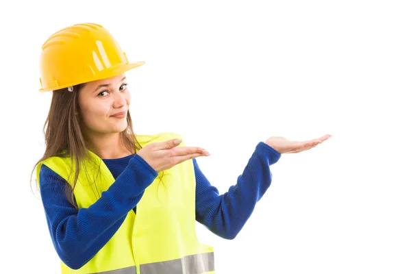 年轻漂亮的女建筑师或工程师做演示手势与手显示广告概念 在白色背景下隔离 — 图库照片