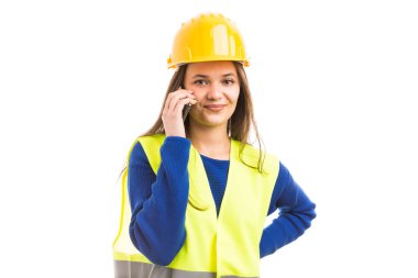 Genç çekici kadın mimar ya da smartphone için profesyonel çağrı iletişim aygıt kavramı kullanarak beyaz arka plan üzerinde izole