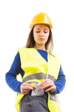 Genç kadın mühendis veya mimar beyaz arka plan üzerinde izole mali iflas sorun kavram olarak boş cep çekerek kırdı