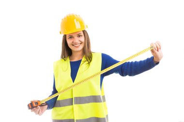 Genç neşeli kadın mimar ya da elleri ile ölçüm bandı uzunluk ölçü kavram olarak holding beyaz arka plan üzerinde izole
