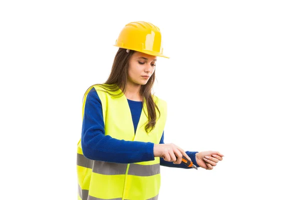 白い背景の分離された若い女性労働者または手切削ツールの概念を構築するとカッター刃を使用する技術者 — ストック写真