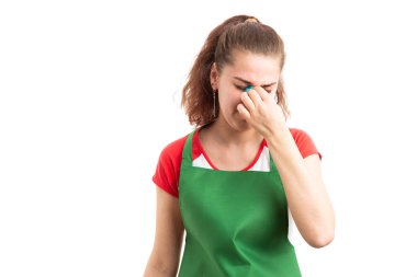 Genç kadın perakende mağaza sorumlusu veya worker gibi hastalık sinüsler beyaz arka plan üzerinde izole kavramı gerilim baş ağrısı acı