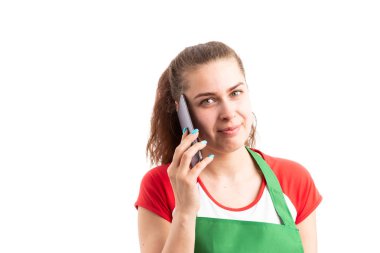 Genç kadın kilerci veya smartphone kullanarak ve satış çalışan olarak arama kavramı iş perakende çalışan beyaz arka plan üzerinde izole