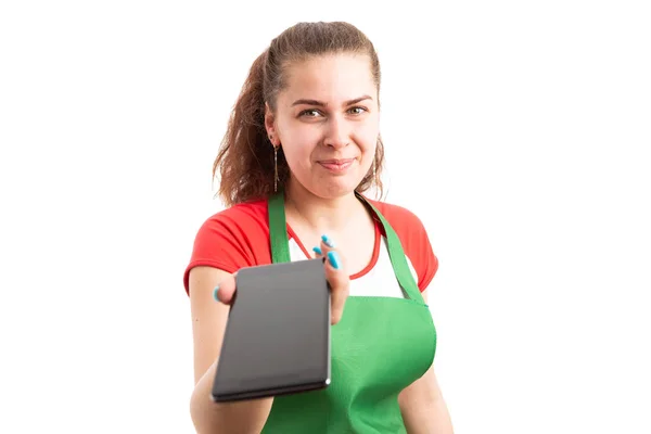 Mladá Žena Supermarketu Hypermarketu Zaměstnanec Nabízí Smartphone Jako Prodejní Práce — Stock fotografie