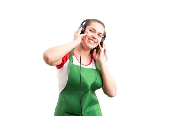 Młoda Kobieta Wesoły Supermarket Lub Detalicznej Pracownika Słuchanie Muzyki Jako — Zdjęcie stockowe