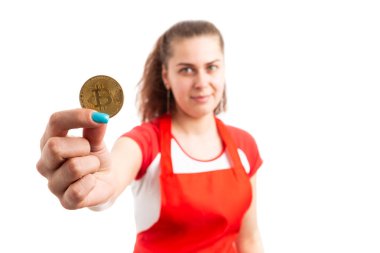 Bitcoin sembolü beyaz arka plan üzerinde izole cryptocurrency ödeme kavram olarak tutan genç kadın süpermarket veya hipermarket çalışan