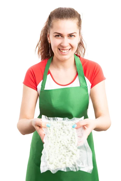 Jovem Supermercado Feminino Empregada Varejo Oferecendo Produto Ervilhas Congeladas Como — Fotografia de Stock