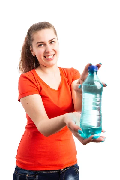 Wanita Muda Yang Menarik Tersenyum Dan Menyajikan Botol Air Dan — Stok Foto