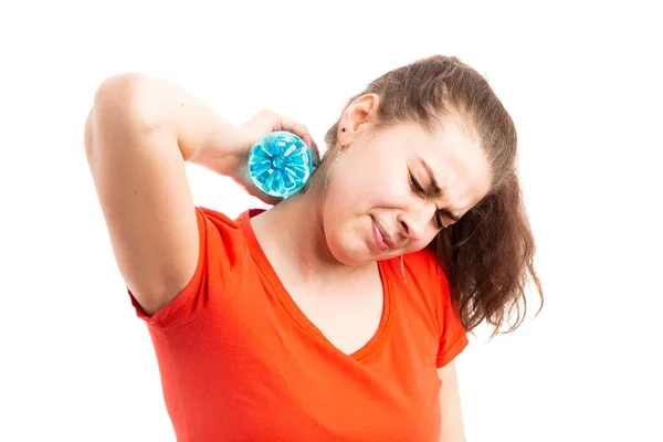 Junge Frau Leidet Unter Hitzeabkühlung Mit Wasserflasche Hals Als Medizinisches — Stockfoto