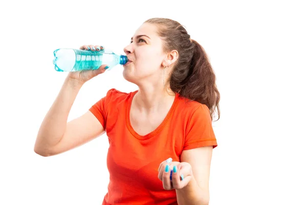 Wanita muda haus terhidrasi oleh air minum dari botol! — Stok Foto