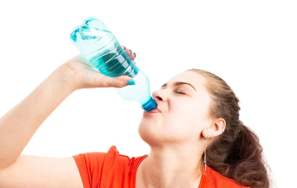 Mujer joven refrescante bebiendo agua de botella de plástico — Foto de Stock