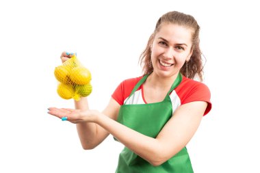 Beyaz arka plan üzerinde izole organik ürün reklam kavram olarak limon sunan genç dostu kadın süpermarket veya hipermarket çalışan