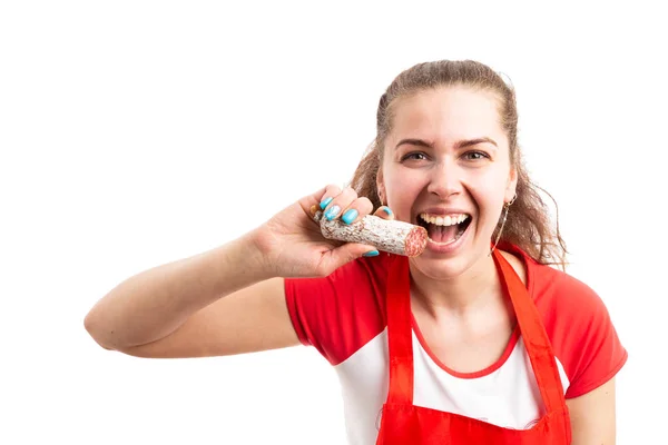 Привлекательная Молодая Женщина Супермаркет Розничный Работник Кусать Вкусные Салями Качестве — стоковое фото
