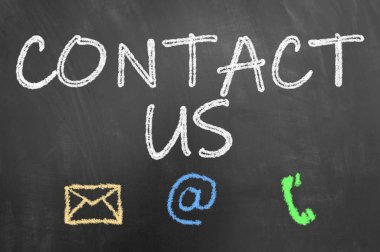 Tebeşir metin yazı tahtası veya müşteri destek servisi ve halkla ilişkiler kavramı olarak kara tahta üzerinde iletişim