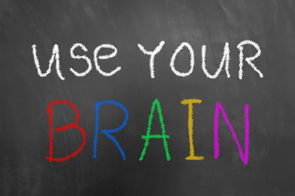 用你的大脑粉笔文本在黑板或黑板上用五颜六色的字母作为思维创新理念的概念 — 图库照片