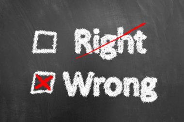 Doğru ve yanlış tebeşir metin kara tahta veya yazı tahtası üzerinde etik kötü karar cevap hata kavram olarak geçti