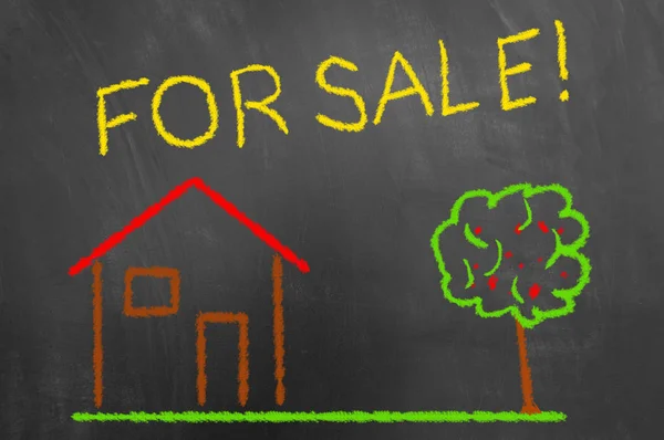 House Satış renkli tebeşir kara tahta veya yazı tahtası üzerinde ikamet kavramı yaşayan gayrimenkul rahat yeni ev çizim için