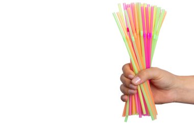 Beyaz arka plan üzerinde izole parti zararlı tek kişi kullanımlı tek kullanımlık plastik nesne kavram olarak renkli içki payet tutan el closeup