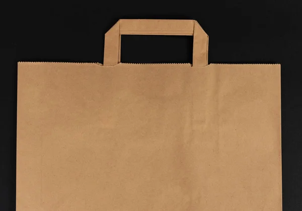 空褐色纸购物袋用手柄和拷贝空间作为生物降解生态学自然保护概念在黑色背景下隔离 — 图库照片