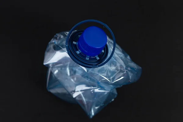 Botol Air Piaraan Plastik Biru Berlekuk Sebagai Daur Ulang Konsep — Stok Foto