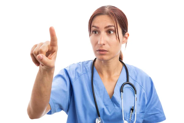 Nieuwsgierige Vrouw Verpleegster Dokter Onzichtbare Digitale Scherm Met Wijsvinger Als — Stockfoto