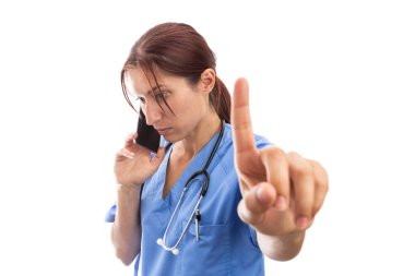 Dur bekle jest beyaz izole tutmak gibi telefon ve holding işaret parmağı üzerinde konuşurken meşgul hemşire erkek